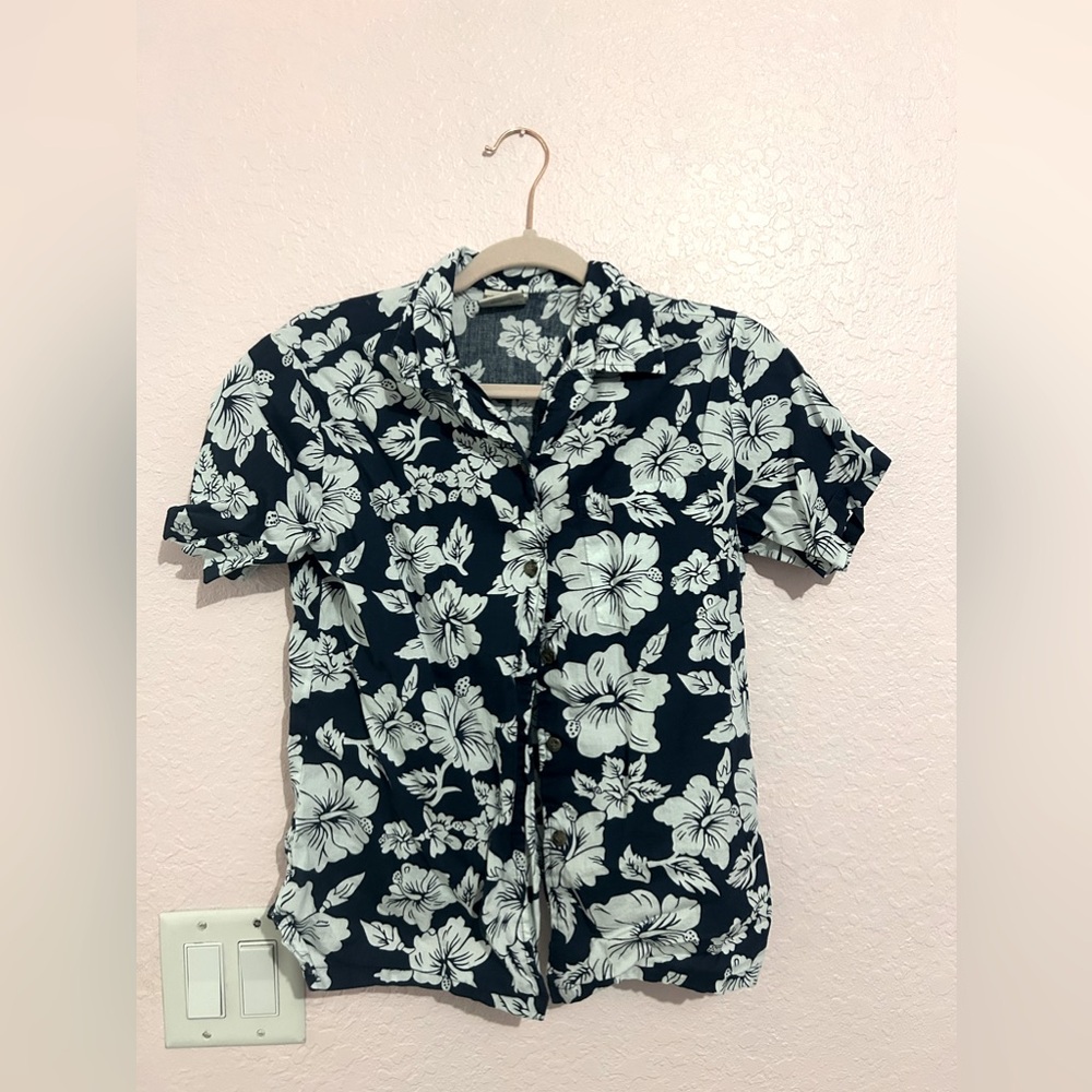 Women’s size small button up Hawaiian shirt.